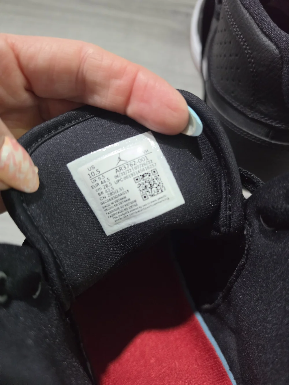 Jordan Men 10.5  Black and Red Mid-Top Sneakers